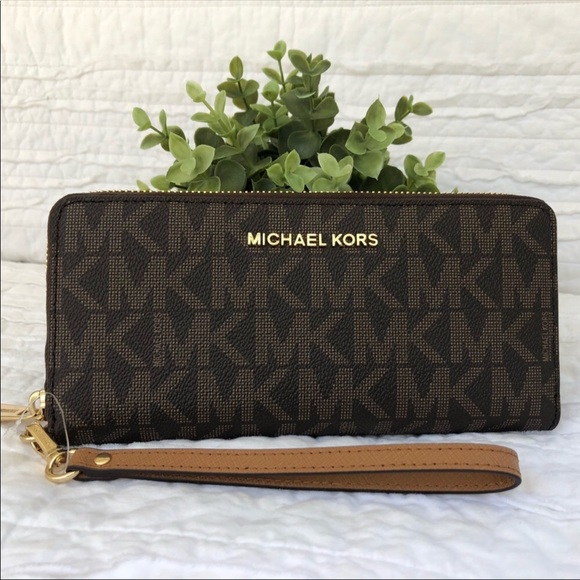 Michael Kors Handbags - Michael Kors Jet Set Travel Continental Wallet